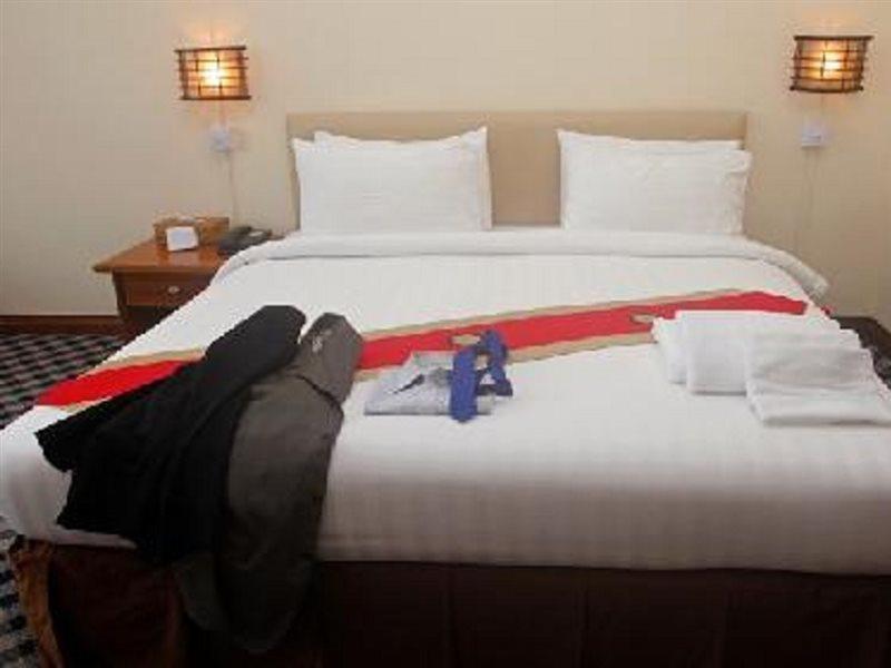 Asia Plaza Hotel Янгон Екстериор снимка