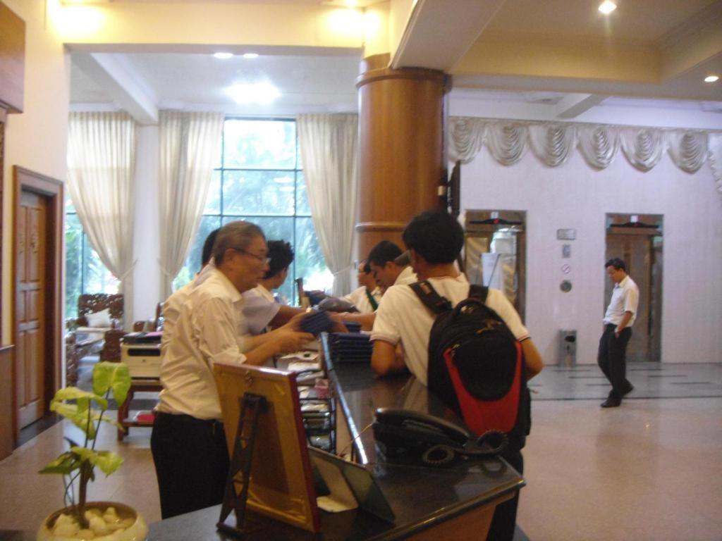 Asia Plaza Hotel Янгон Екстериор снимка