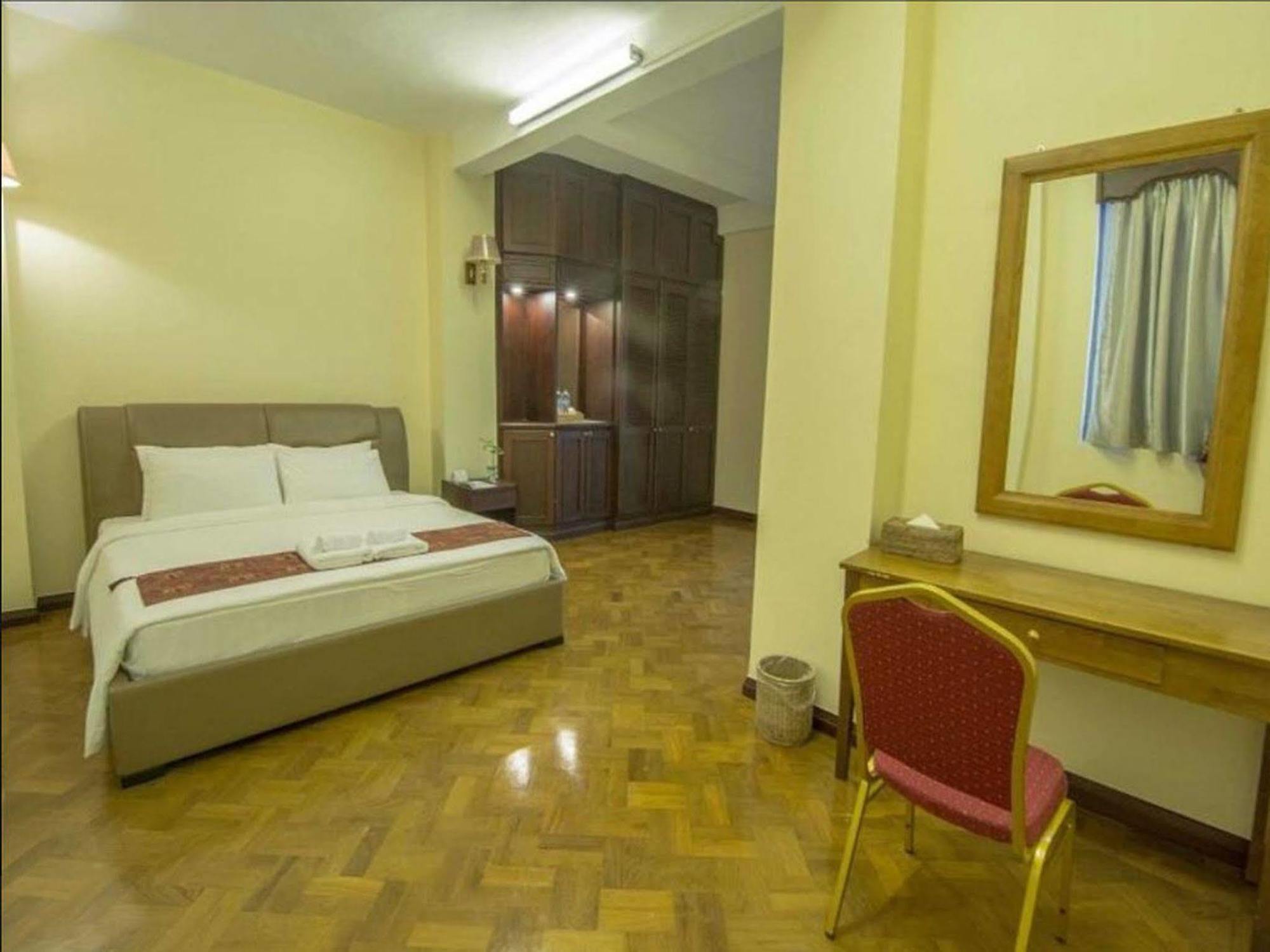 Asia Plaza Hotel Янгон Екстериор снимка