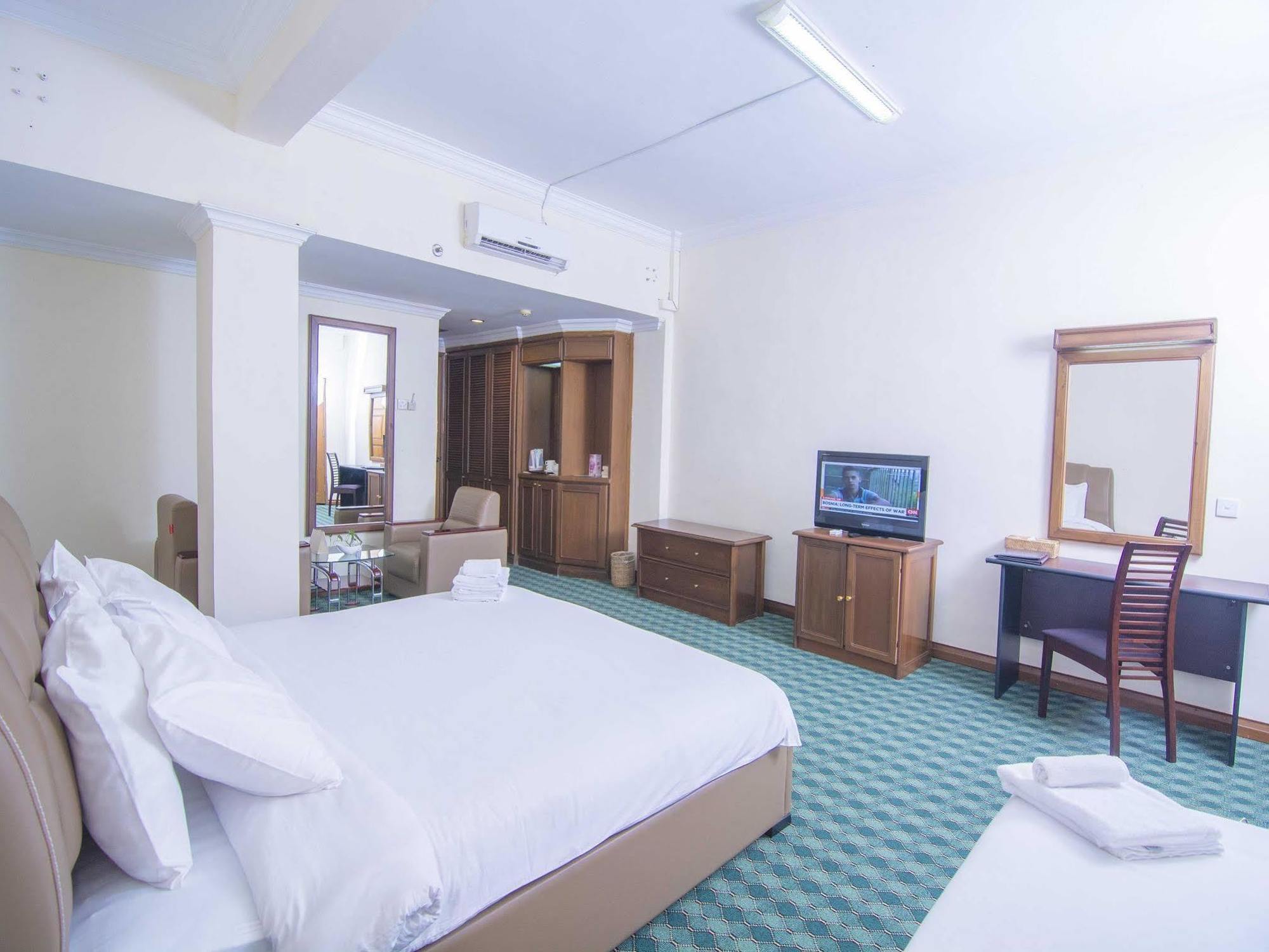 Asia Plaza Hotel Янгон Екстериор снимка