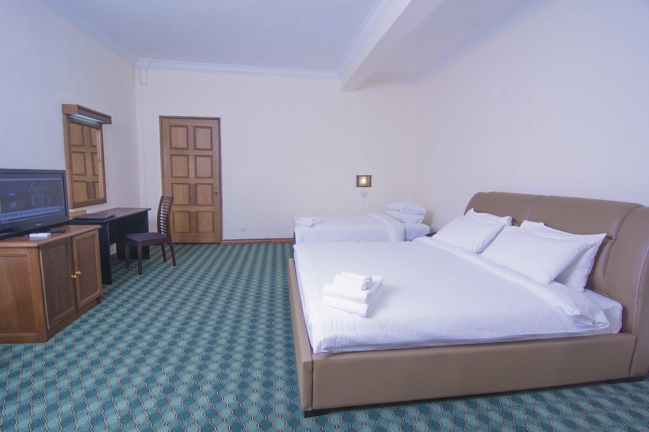 Asia Plaza Hotel Янгон Екстериор снимка
