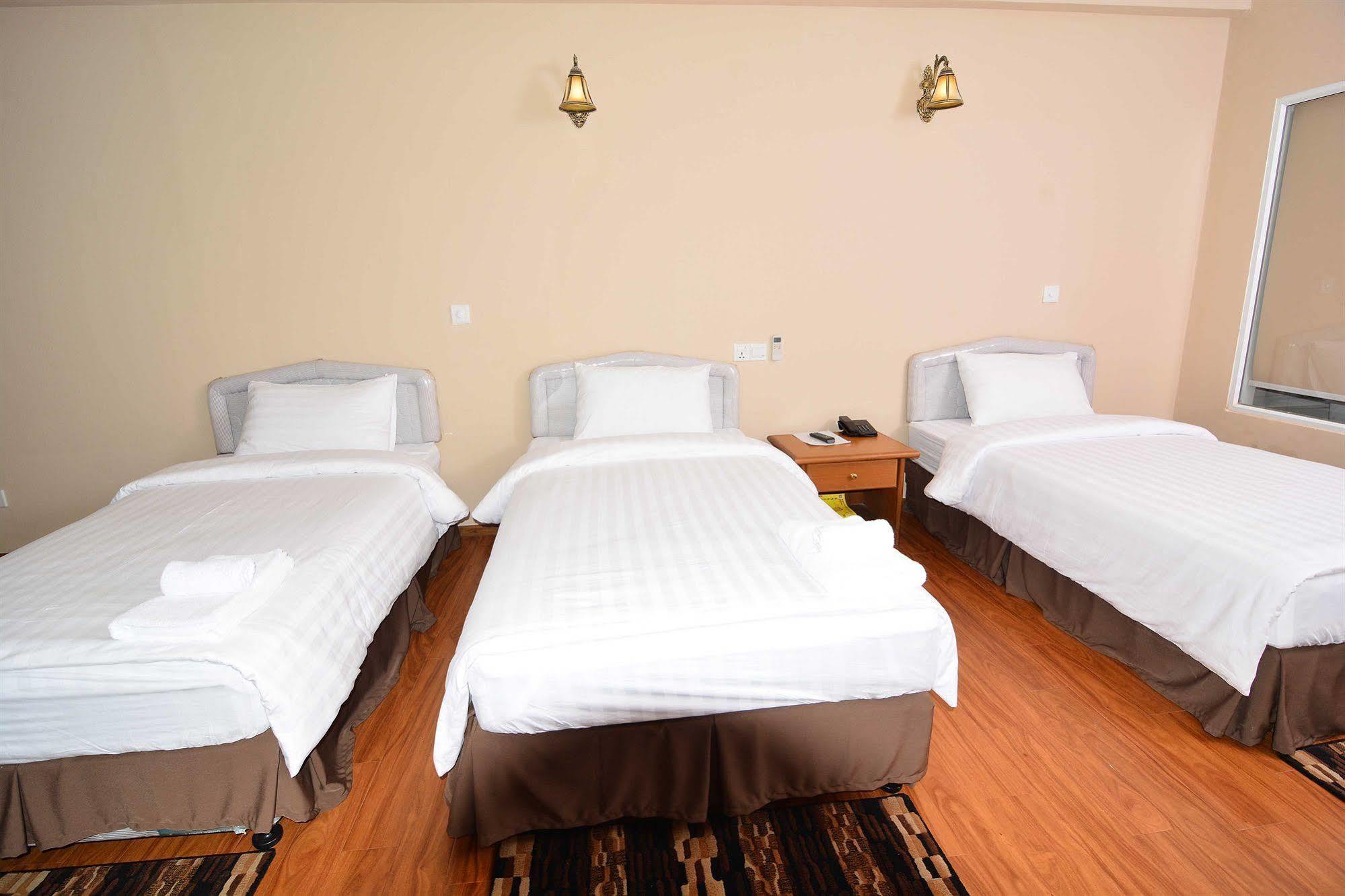Asia Plaza Hotel Янгон Екстериор снимка