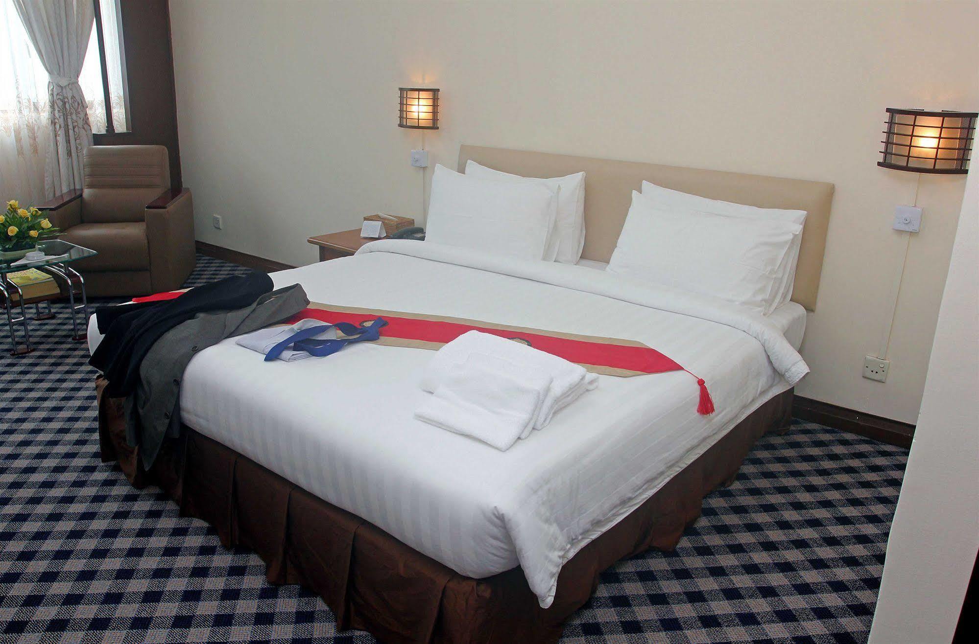 Asia Plaza Hotel Янгон Екстериор снимка