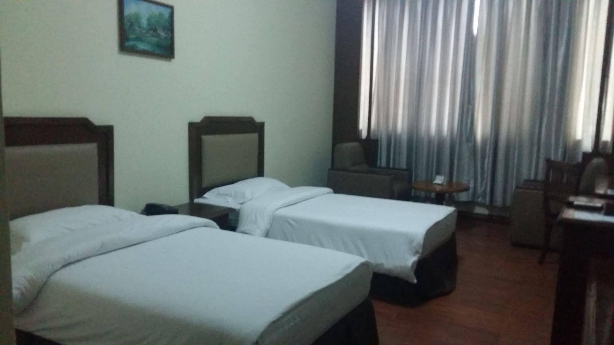 Asia Plaza Hotel Янгон Екстериор снимка