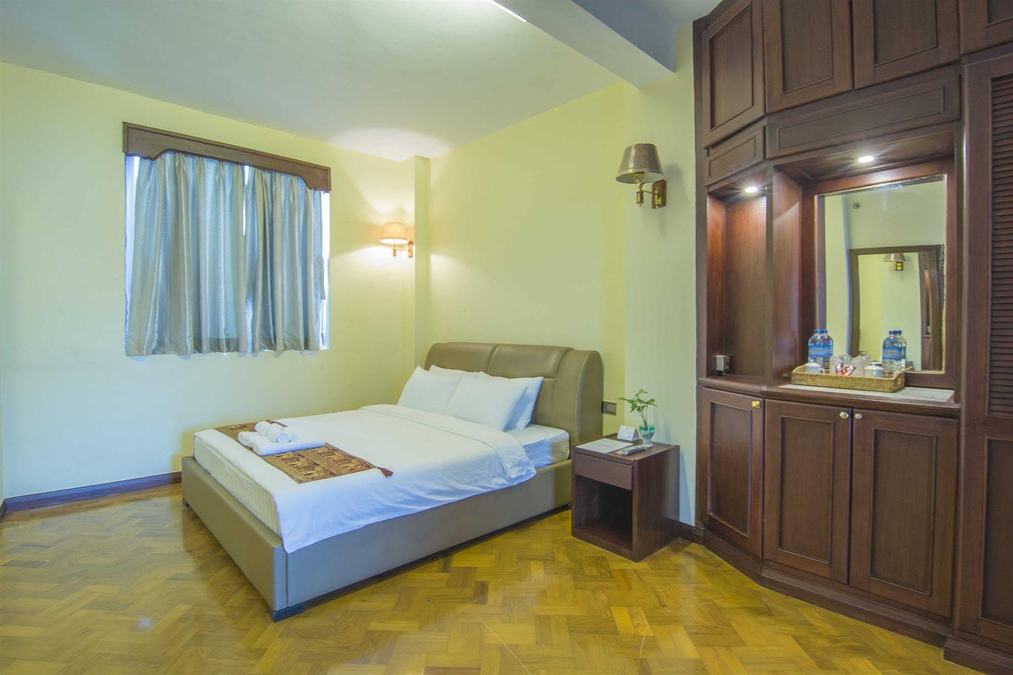 Asia Plaza Hotel Янгон Екстериор снимка