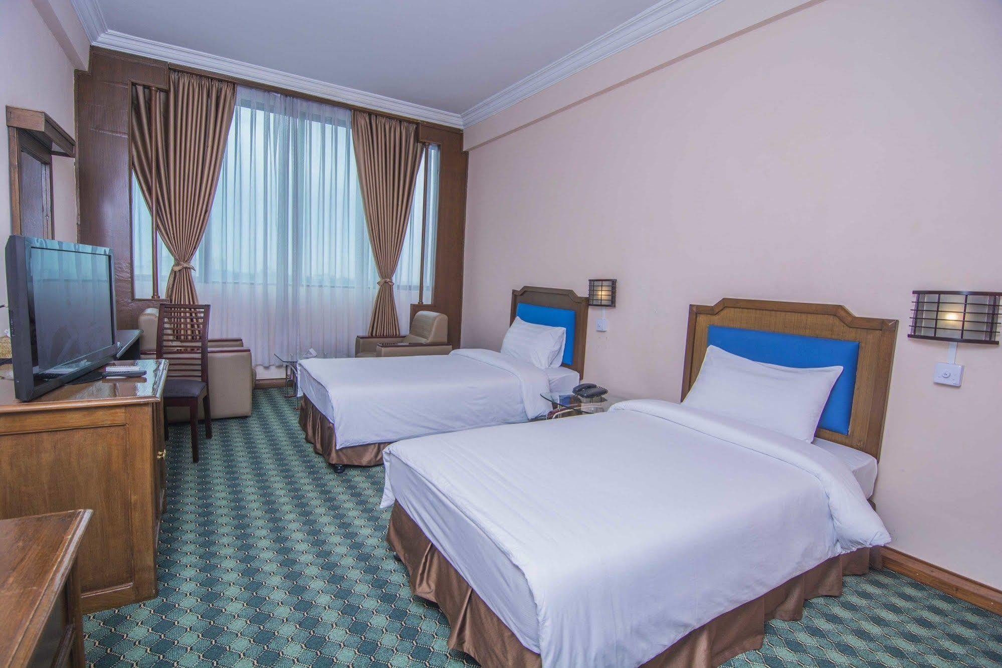 Asia Plaza Hotel Янгон Екстериор снимка