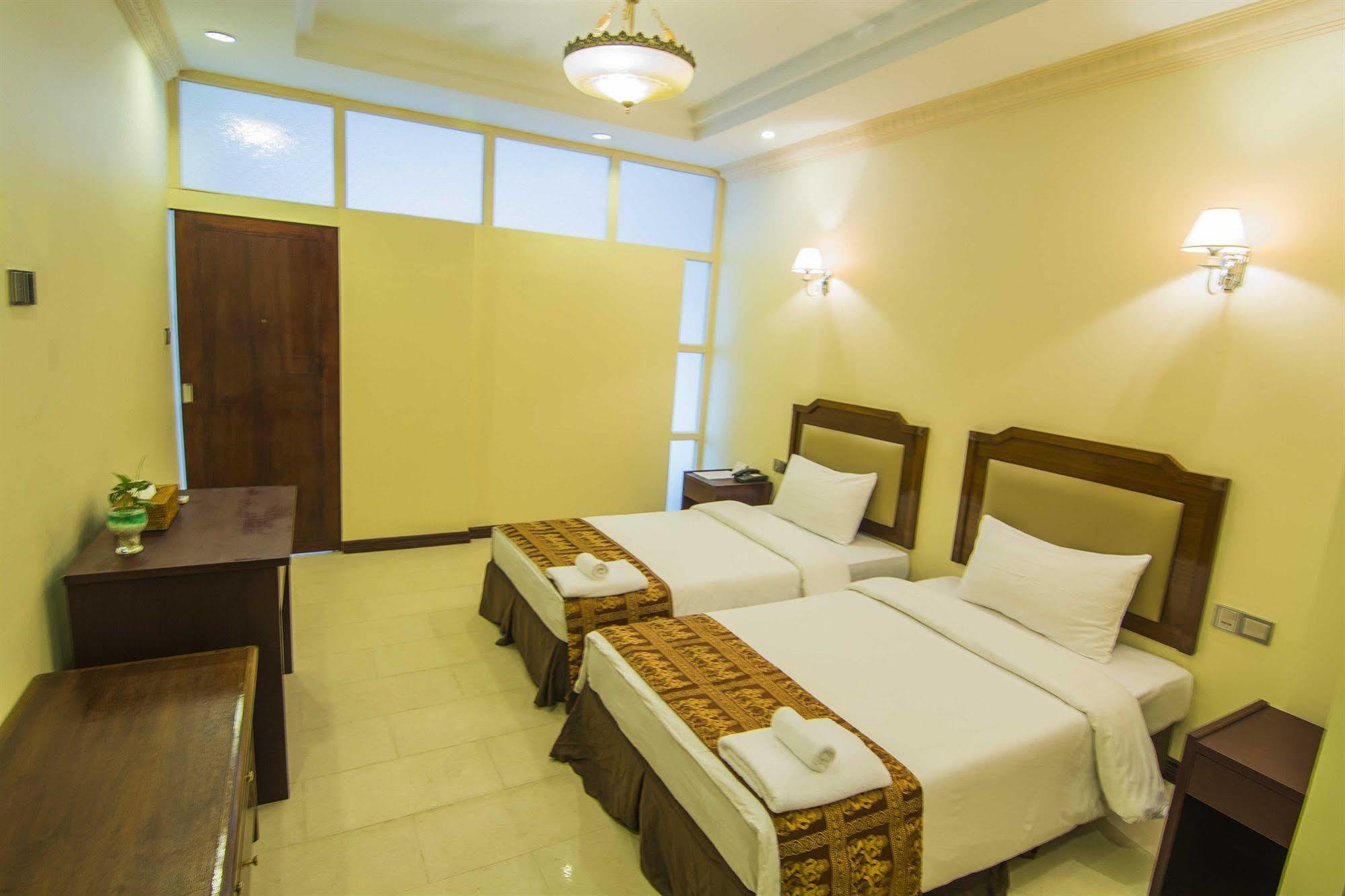Asia Plaza Hotel Янгон Екстериор снимка