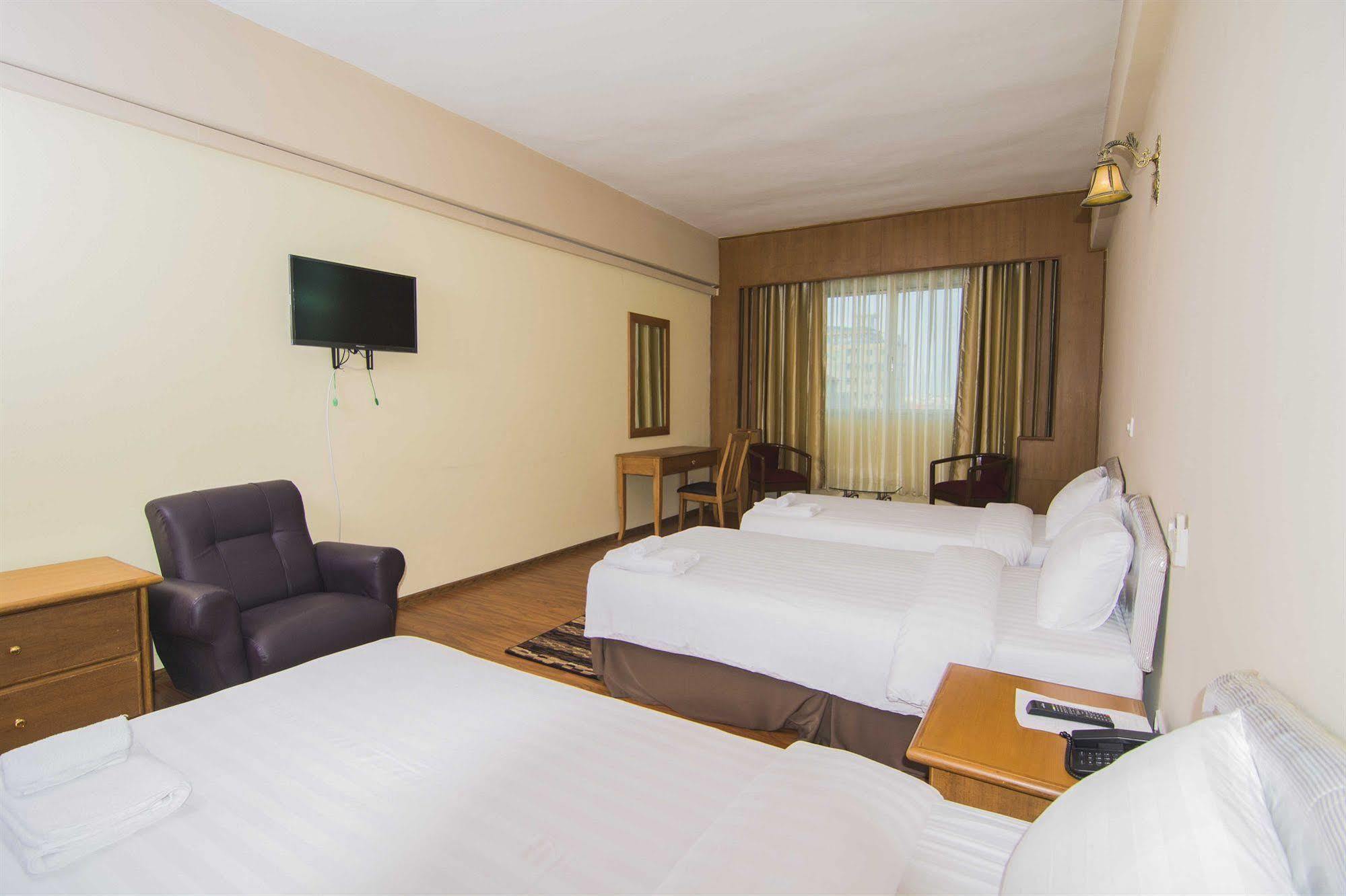 Asia Plaza Hotel Янгон Екстериор снимка