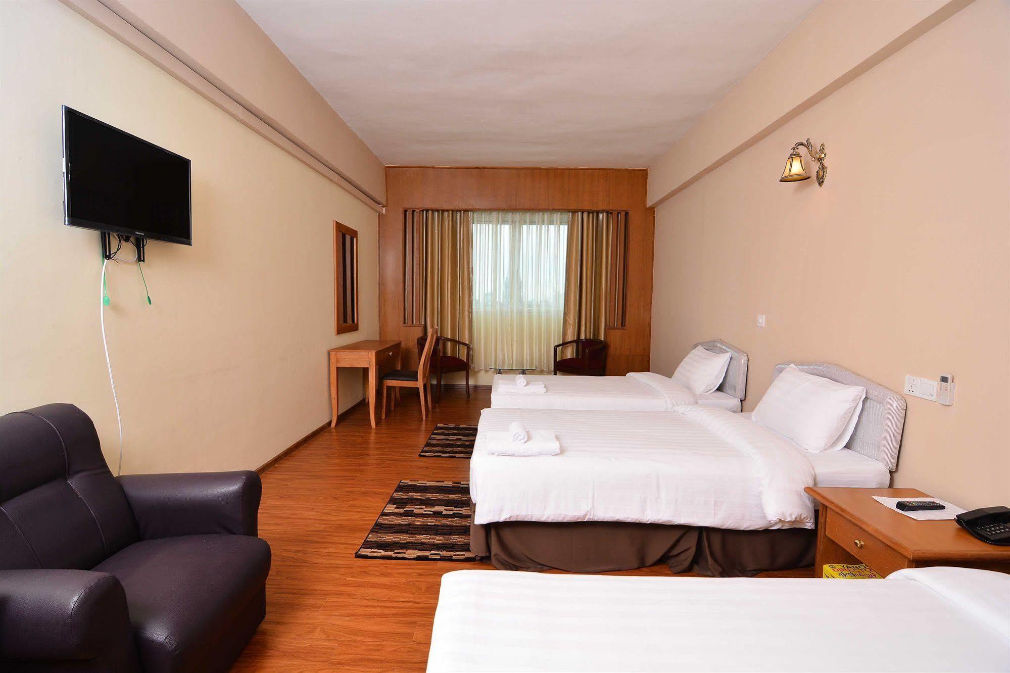 Asia Plaza Hotel Янгон Екстериор снимка